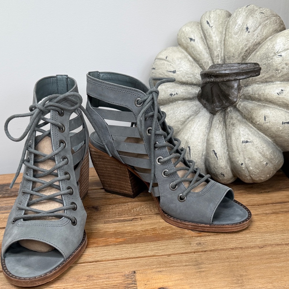 🍁Vince Camuto Gray Suede Lace Up Sandals